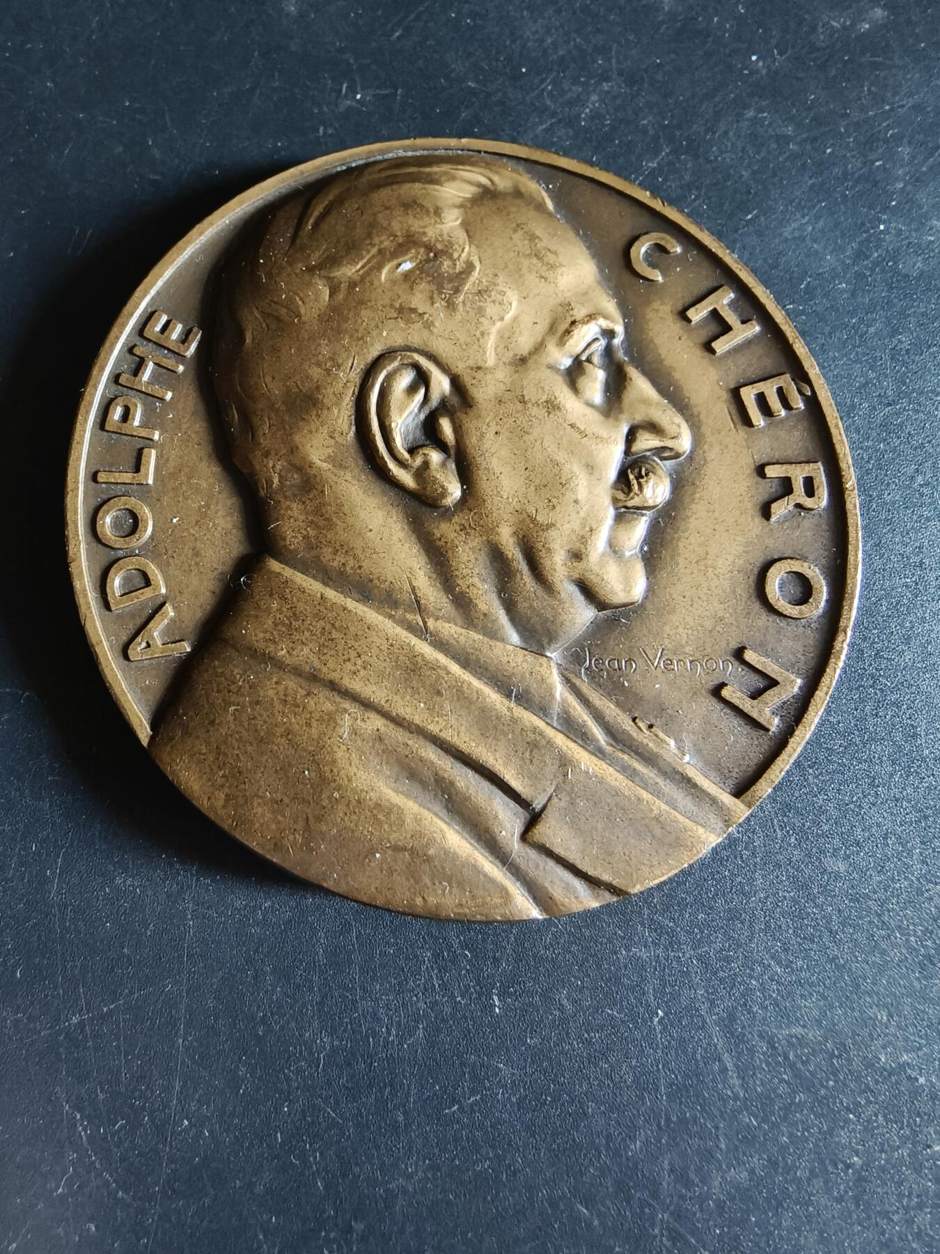 老王徽章第191期 法国体育教育协会暨军事预备服务联盟大铜章      大师让·维尔农作品      背面为胜利女神➕战士形象   正面为法国军事体育奠基人阿道夫·谢龙       直径68mm     重量154.9g