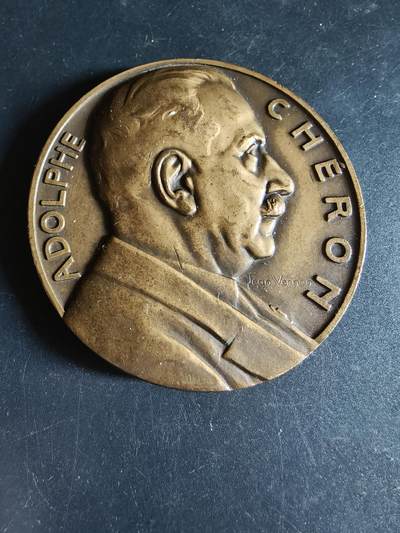老王徽章第191期 - 法国体育教育协会暨军事预备服务联盟大铜章      大师让·维尔农作品      背面为胜利女神➕战士形象   正面为法国军事体育奠基人阿道夫·谢龙       直径68mm     重量154.9g