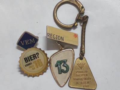 韵星假日军品类拍卖第51期  -- Rimey Holidays Militaria Auction 51 - 民主德国联邦德国党派相关徽章周边一组