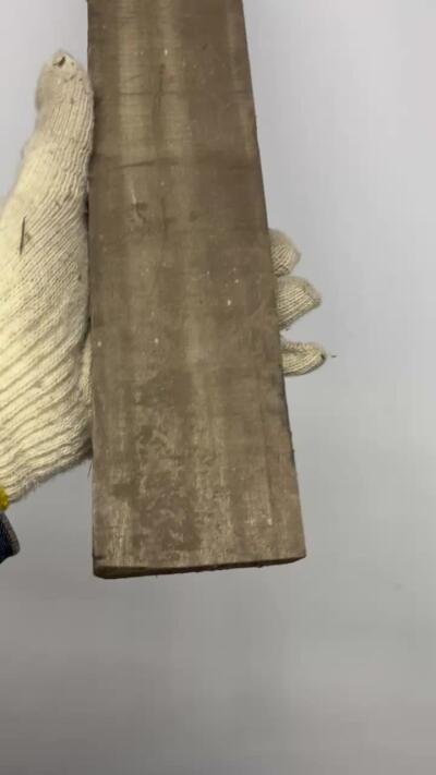 零元拍：NO.1-2金丝楠阴沉料，切镇尺做牌子，无需打磨就已经金光闪闪。切牌子，做镇尺。满金丝药香，尺寸约：42/6.5/3.5CM。