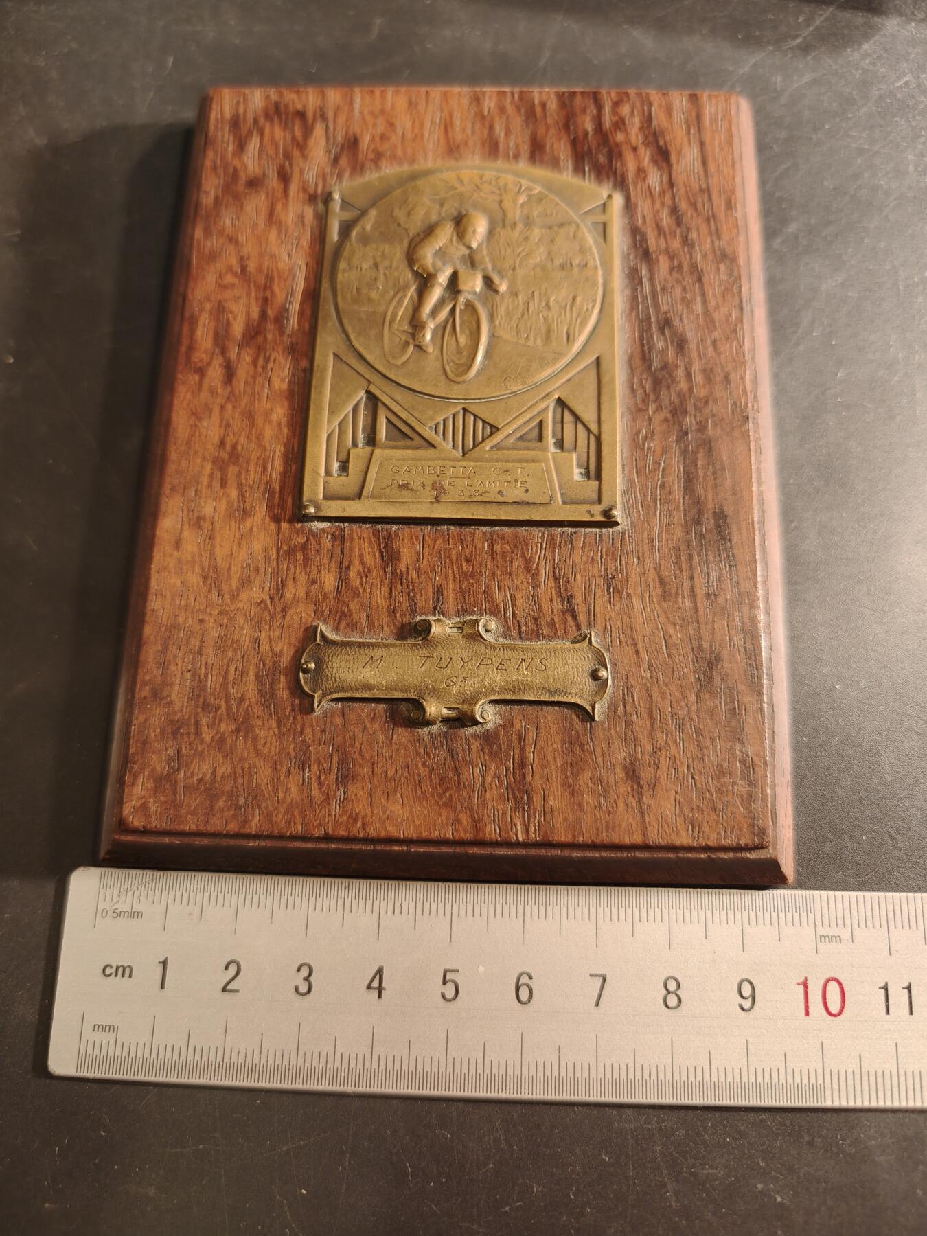 老王徽章第191期 法国自行车竞赛方形牌匾       尺寸10×13.5cm       重量122g