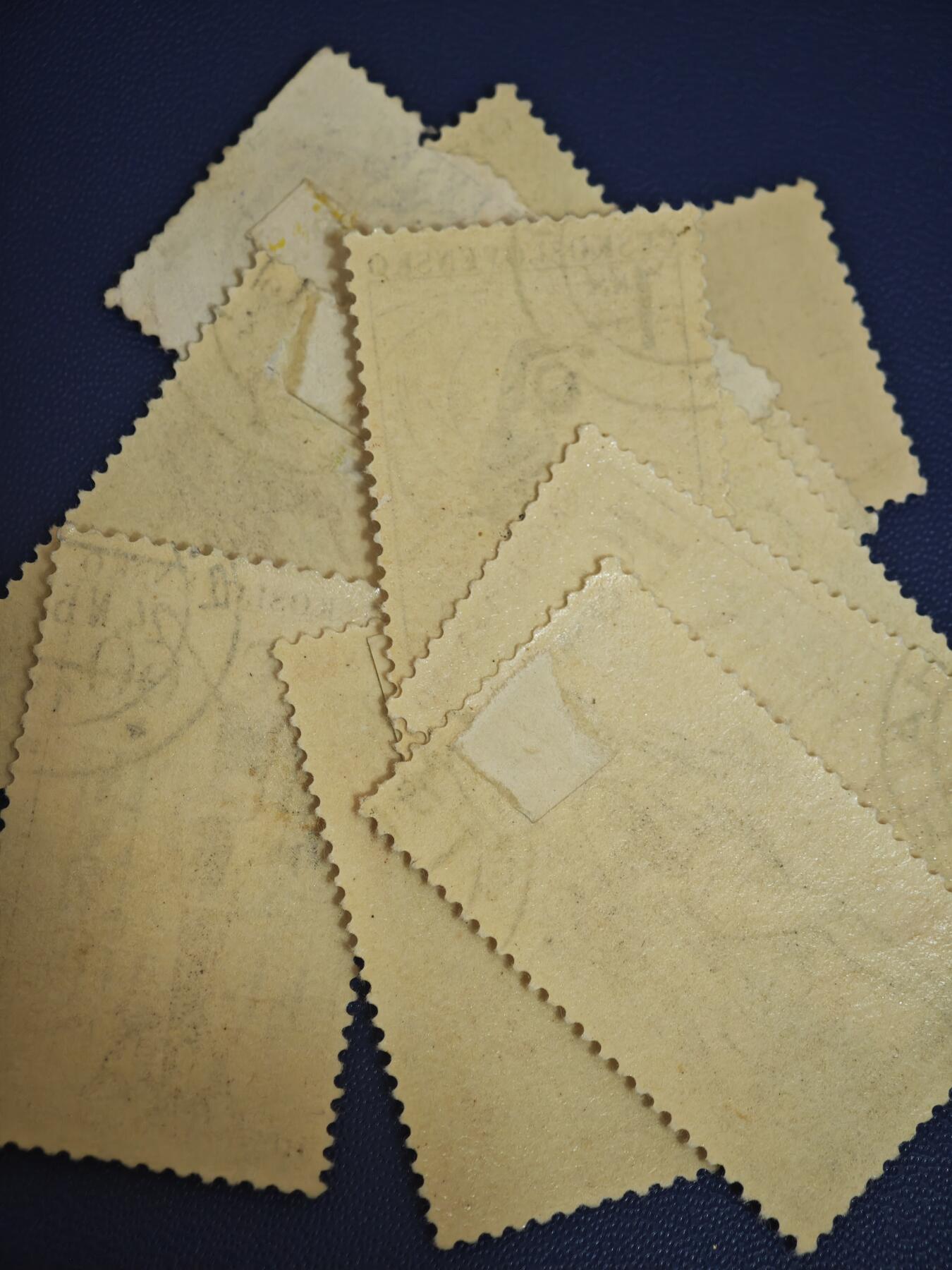 橙子收藏第七期 一组捷克斯洛伐克（ČESKOSLOVENSKO）在1960-1965年间发行的体育主题雕刻版信销邮票，核心围绕斯巴达克斯全国运动会（Spartakiáda，也译“斯巴达克运动会”），同时包含多项体育纪念题材，是冷战时期东欧社会主义国家体育邮票的经典代表