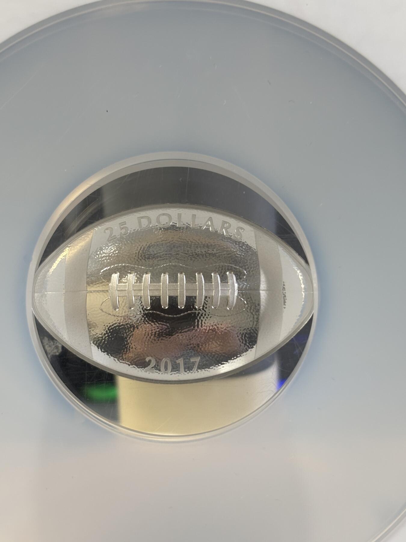 第197期拍卖 加拿大2017橄榄球1盎司纪念异形银币NGC-PF70首无盒证书，9999银，发行8500枚，评级盒有破