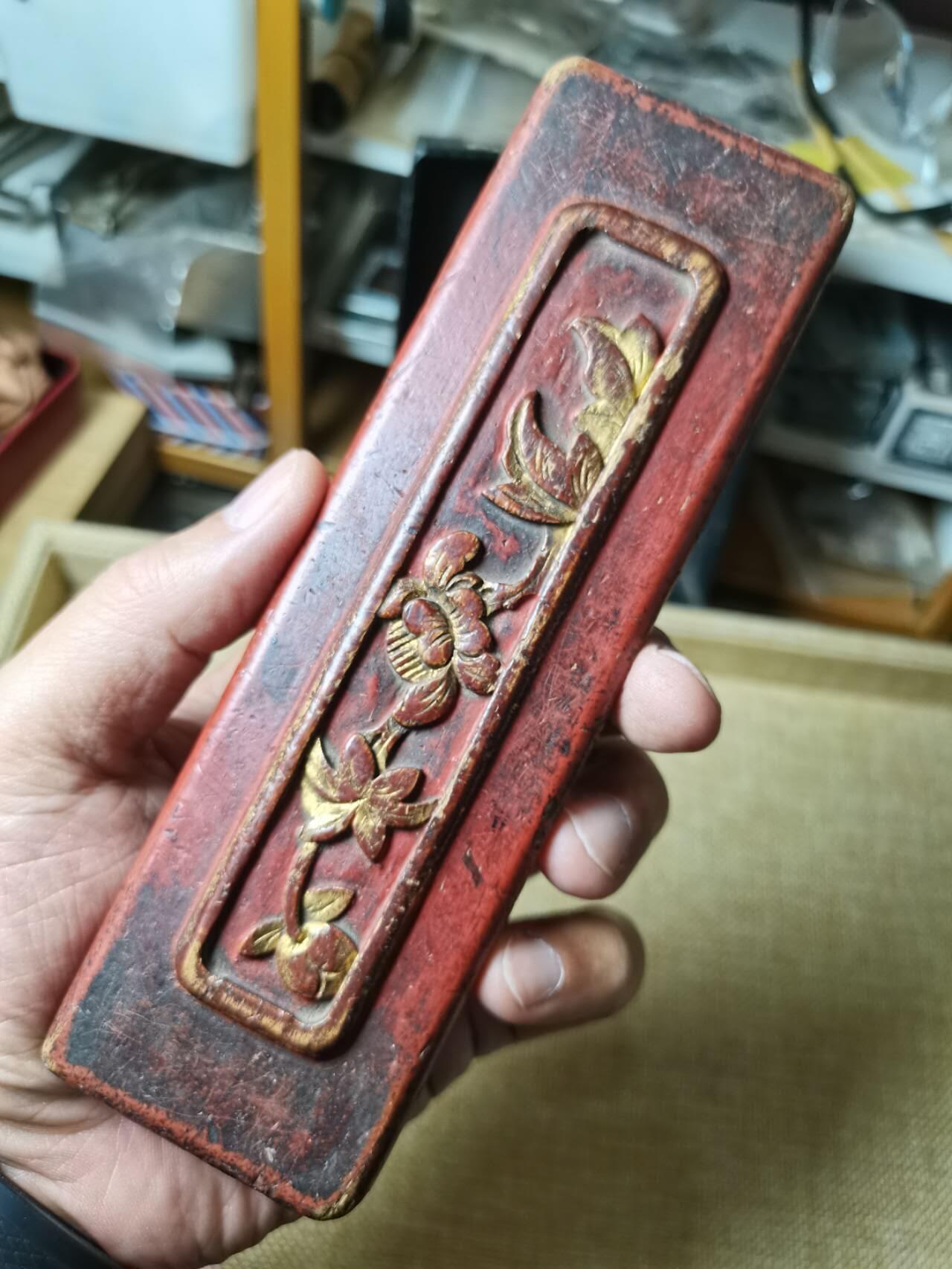 清末红底描金梅花图案女红板