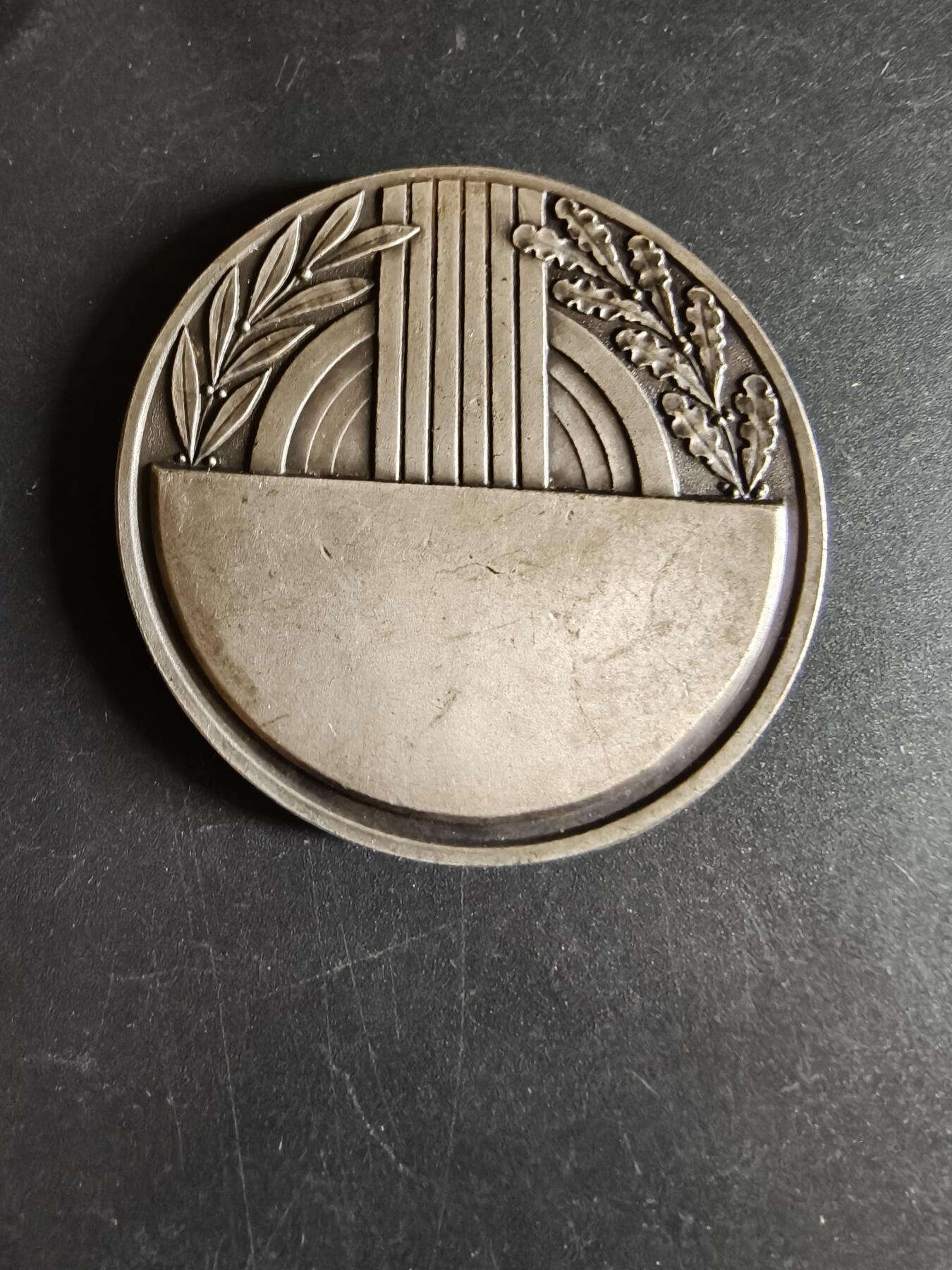 老王徽章第191期 法国田径运动主题镀银大铜章     直径50mm     重量63.3g