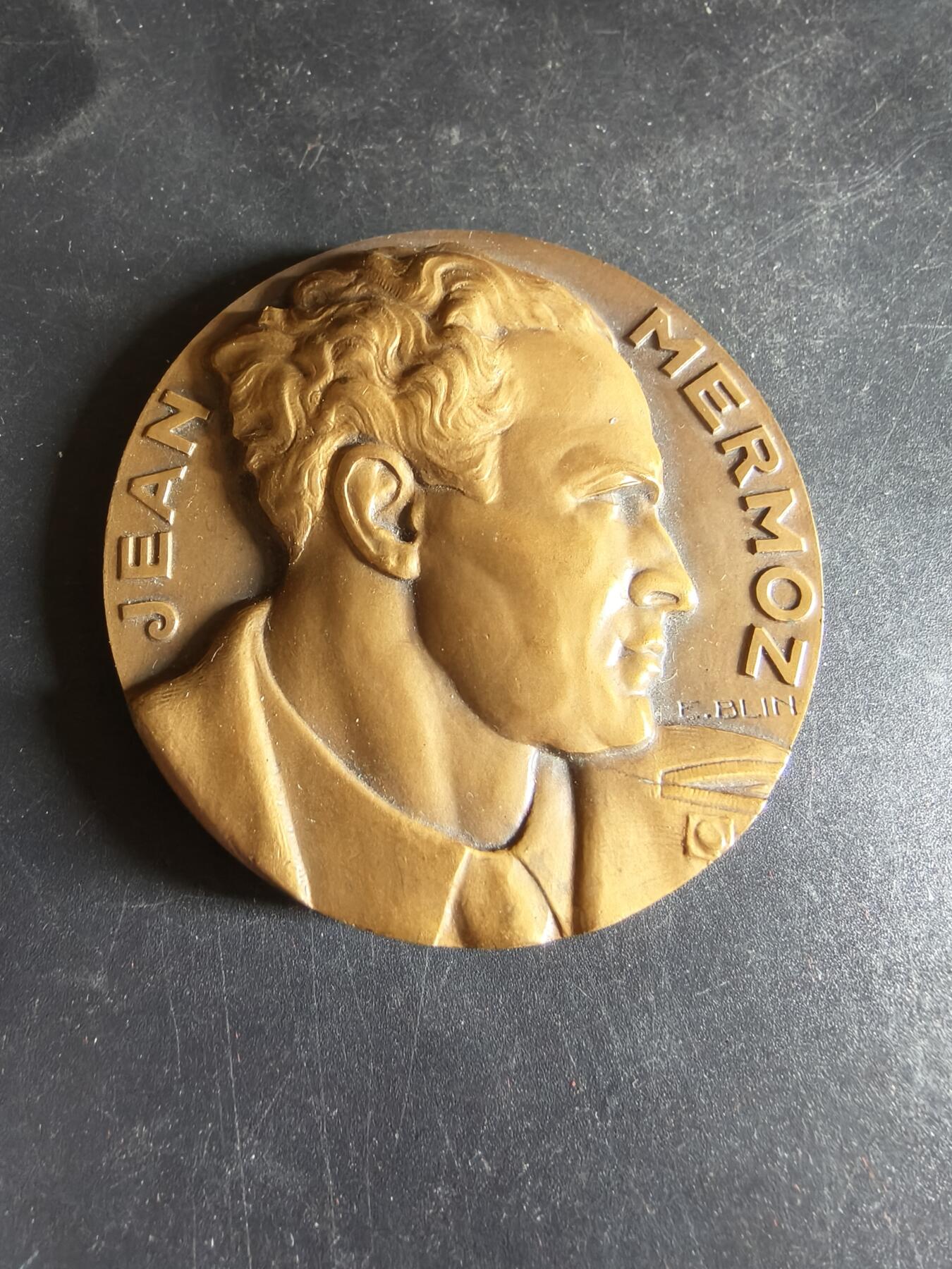 老王徽章第191期 法国航空英雄让·威尔莫茨大铜章     原盒      -他是法国航空邮政的核心飞行员，开辟了多条跨大西洋、跨非洲的传奇航线，是人类商业航空的先驱，并且于1930年完成人类历史上首次跨南大西洋不间断飞行，创造了航空史上的里程碑      背面为胜利女神      装饰风格名作       直径60mm     重量124.8g