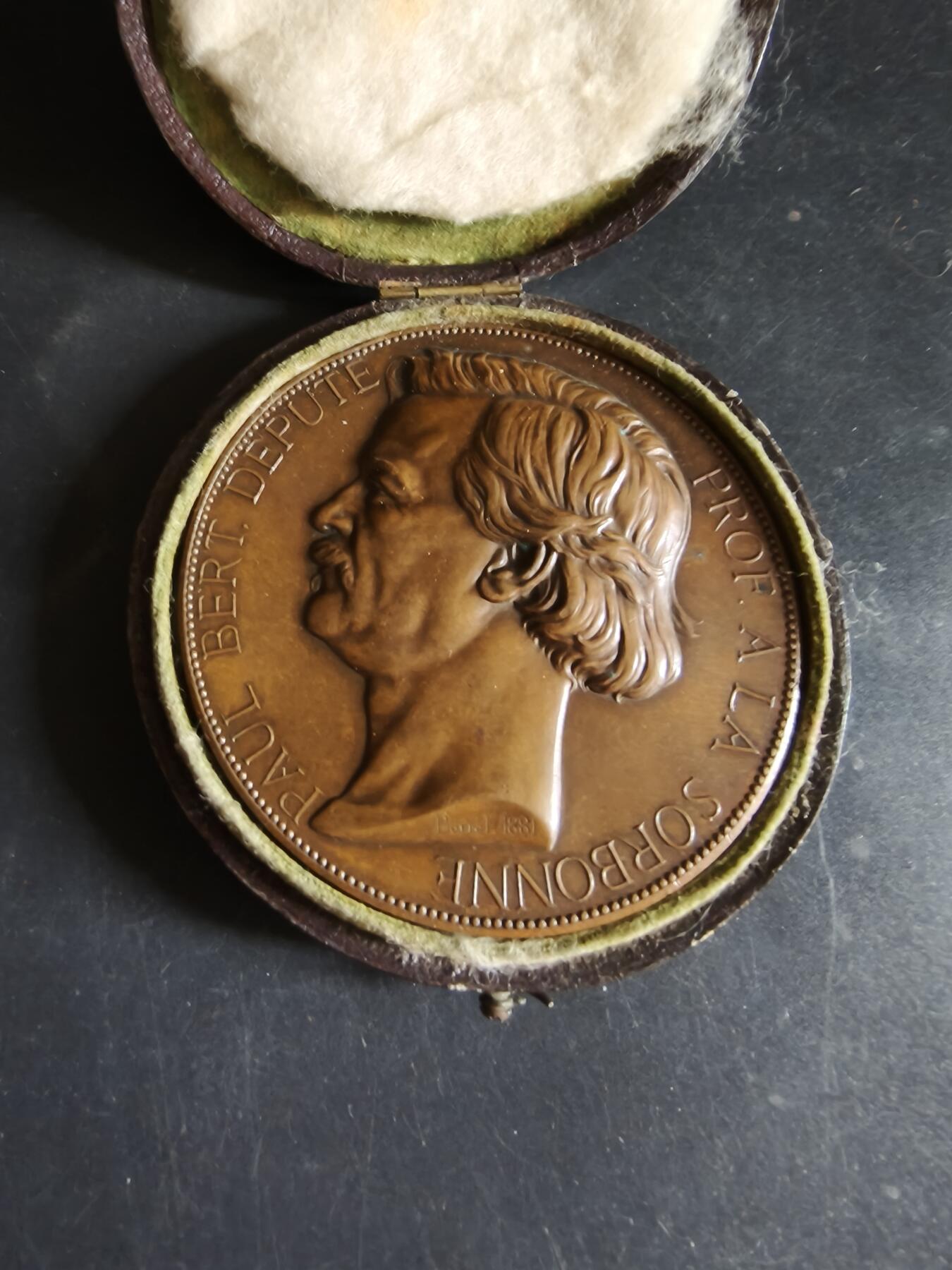 老王徽章第191期 法国教育协会教育家保罗·贝尔大铜章     原盒高浮雕     直径68mm      重量134.5g