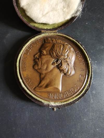 老王徽章第191期 - 法国教育协会教育家保罗·贝尔大铜章     原盒高浮雕     直径68mm      重量134.5g