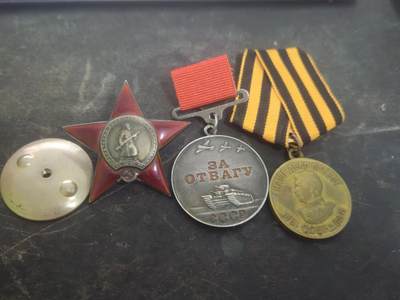 各国勋章奖章拍卖第52期 - 苏联红星勋章566654号，勇敢奖章409818号，战胜德国奖章。1943年获得，最末版小挂勇敢和红星非台早期，上尉在库尔斯克战役中参与击退德军立功获得