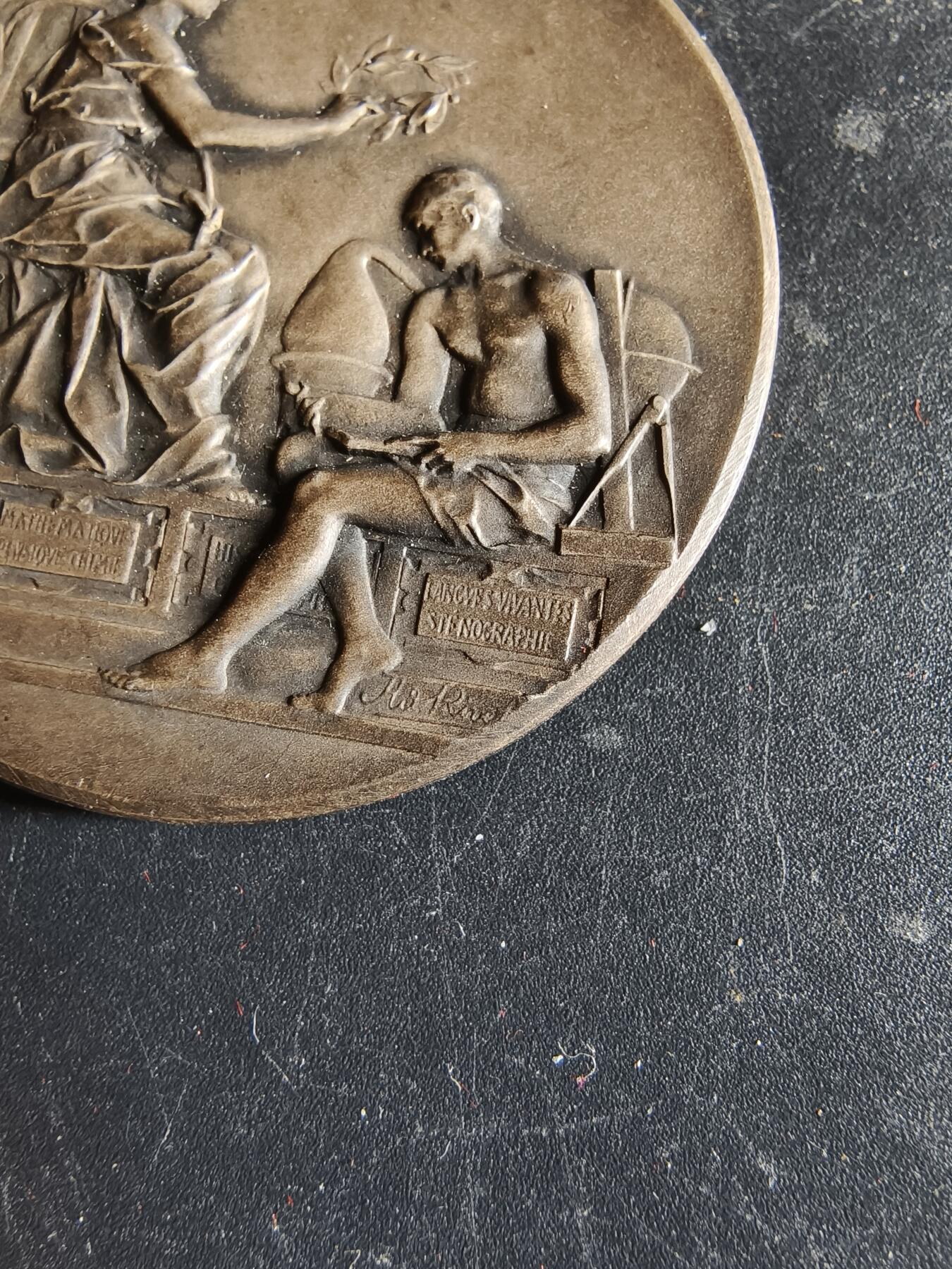 老王徽章第191期 法国1922年工商雇员工会镀银大铜章     大师里维特作品    新古典主义风格的知识/学术女神向劳动者授予月桂枝      原盒      直径42mm    重量36g 