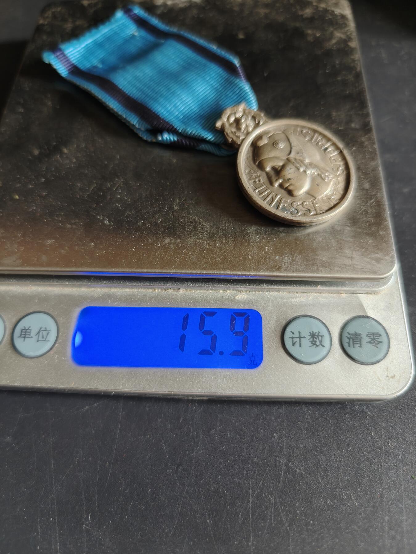 老王徽章第191期 法国银级体育奖章     950银     带纸盒     15.9g