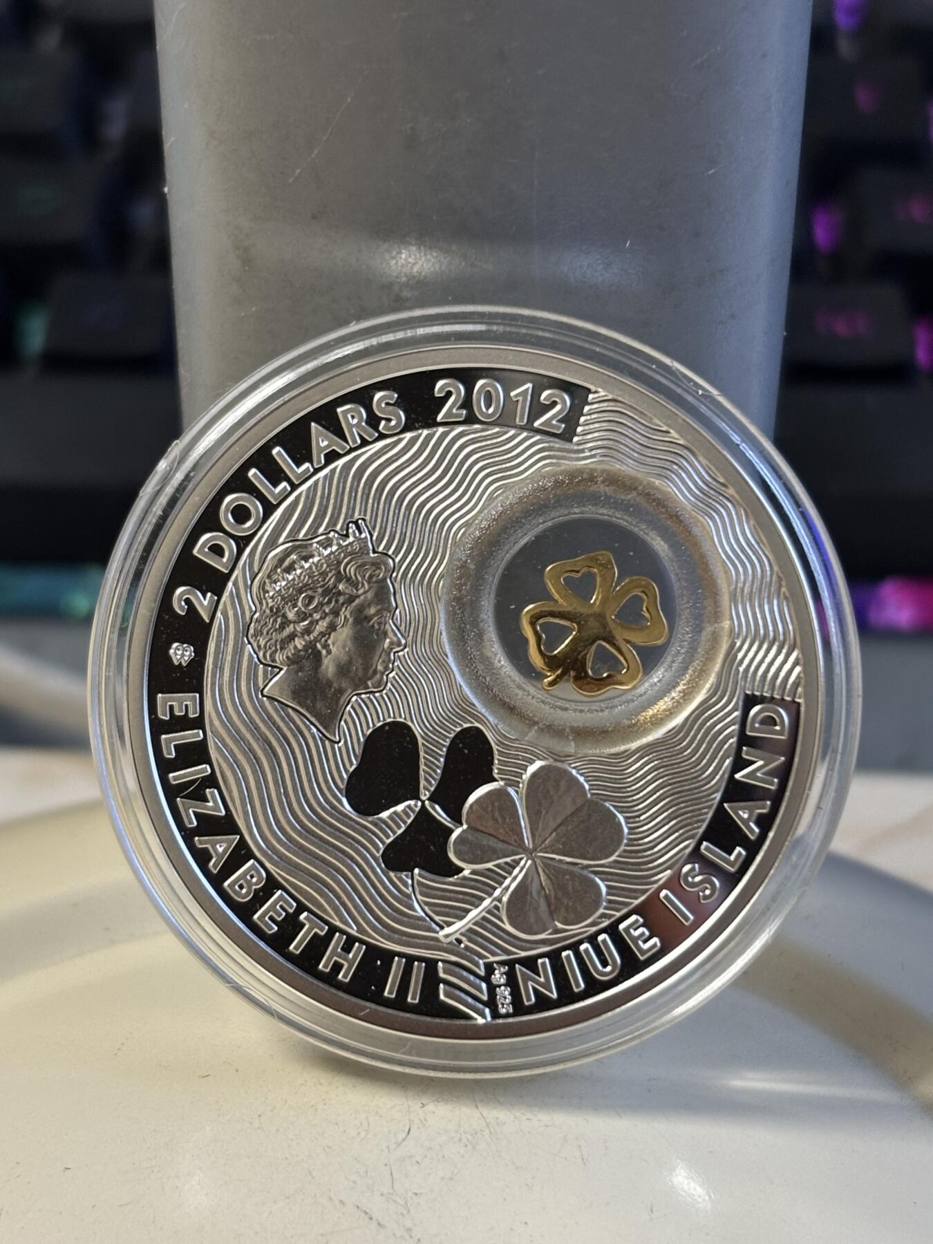 第196期拍卖 纽埃2012年 幸运钱币(2)四叶草纪念银币，925银，28.28克