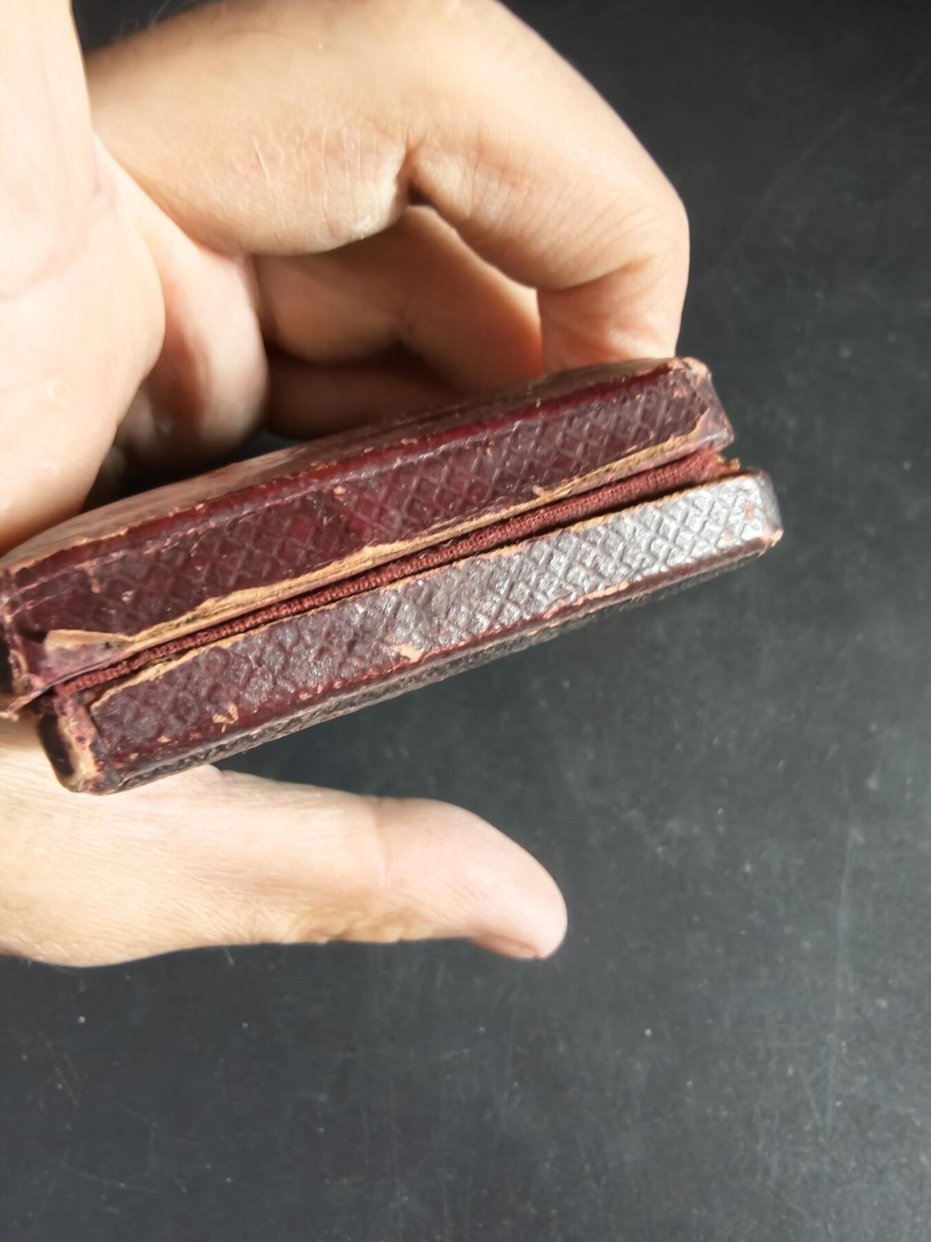 老王徽章第191期 法国巴黎电影-摄影-无线电职业教育协会大铜章    原盒，盒子背后老化开裂     装饰艺术大师夏尔·达曼作品     直径50mm     重量54.5g