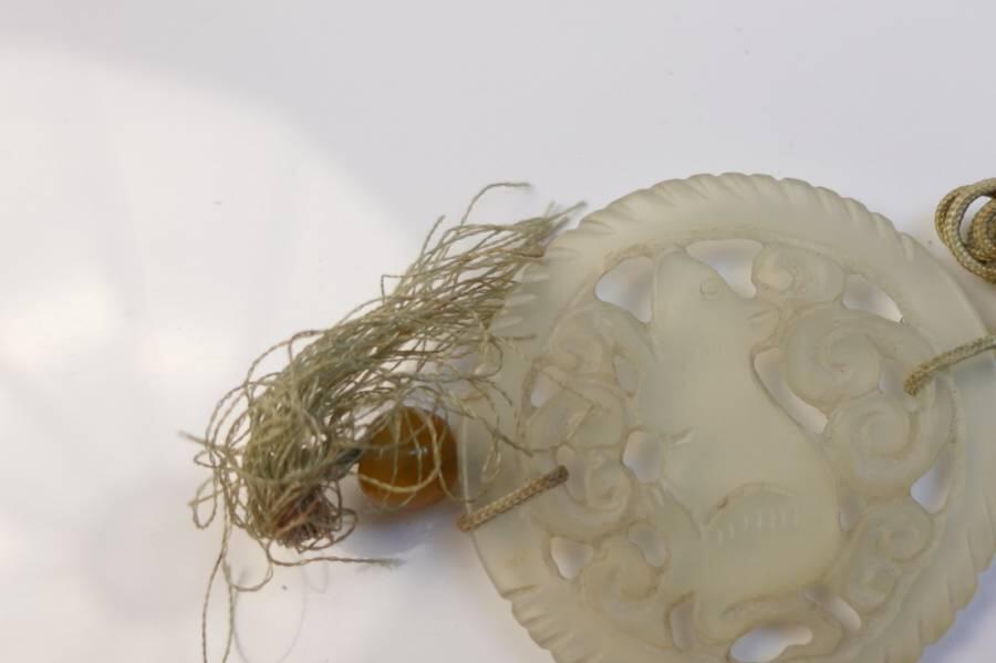 上海都达杂项专场七十二【全场包邮】 清代天然岫玉双面立体雕《生肖鼠》镂空挂件68-140