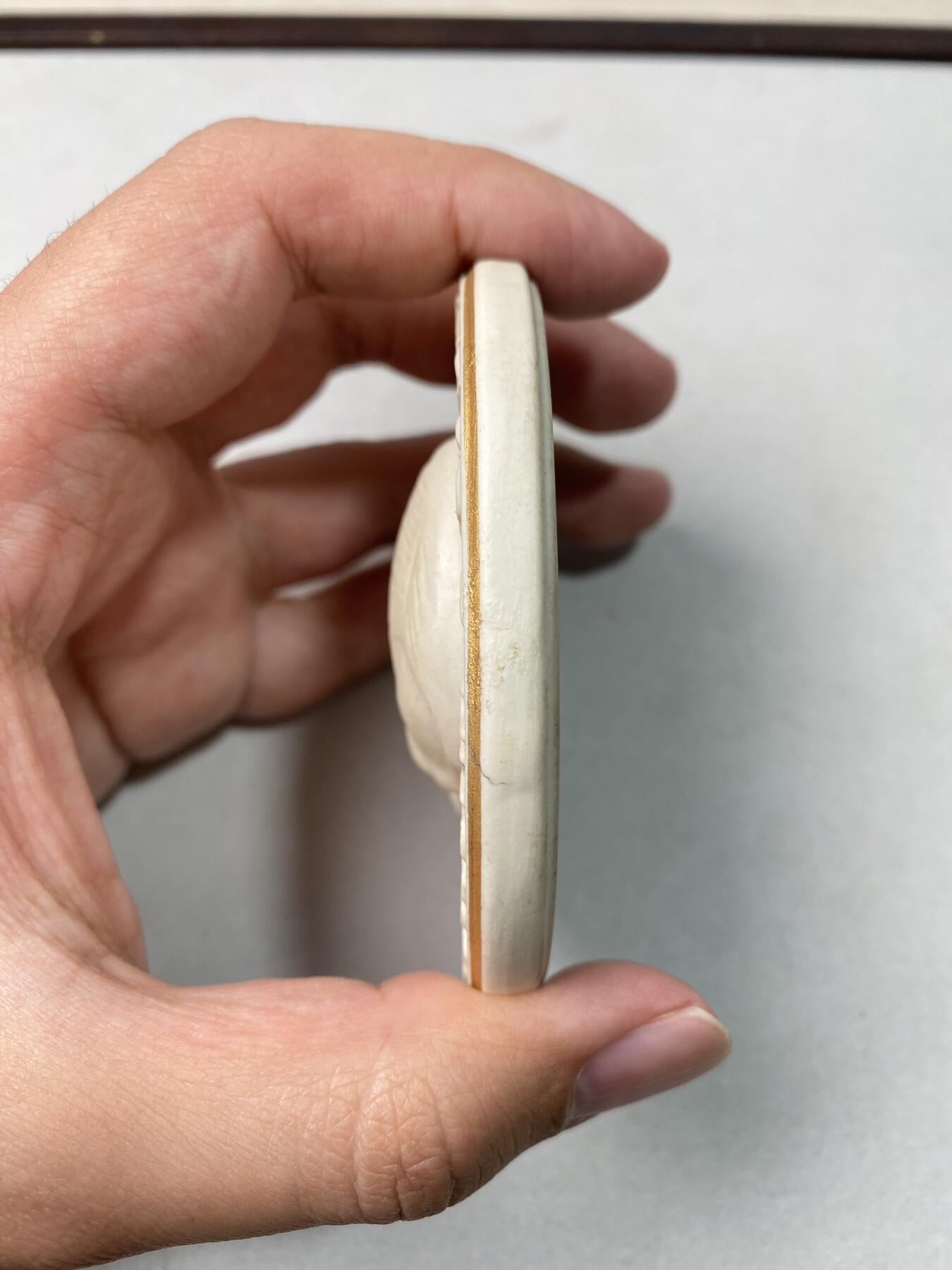 万国钱币拍卖第064期 1939年德国民族社会主义工人党党首50大寿纪念巨型陶瓷章 金边勾勒超高浮雕极其厚重带原盒的顶级收藏品 119.6g 85mm 