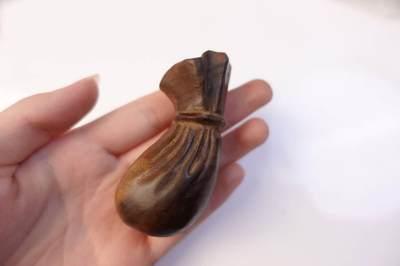 上海都达杂项专场103【全场包邮】  绿檀木精雕《钱袋》手把件68-335