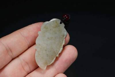 上海都达杂项专场103【全场包邮】  天然和田玉青花籽精雕《金枝玉叶》挂件 附鉴定证书66-142