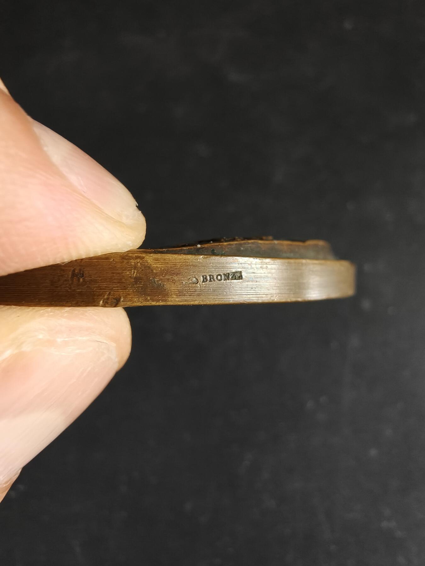 老王徽章第191期 法国1944年法属赤道非洲总督费利克斯·埃布埃大铜章       埃布埃总督在戴高乐将军宣布自由法国成立后首先响应加入了自由法国阵营，让戴高乐将军获得了非洲的军队，资源与战略纵深       大师马塞尔·德朗努瓦作品       直径68mm     重量160.5g