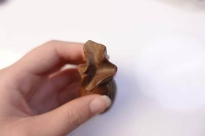 上海都达杂项专场103【全场包邮】  绿檀木精雕《钱袋》手把件68-335