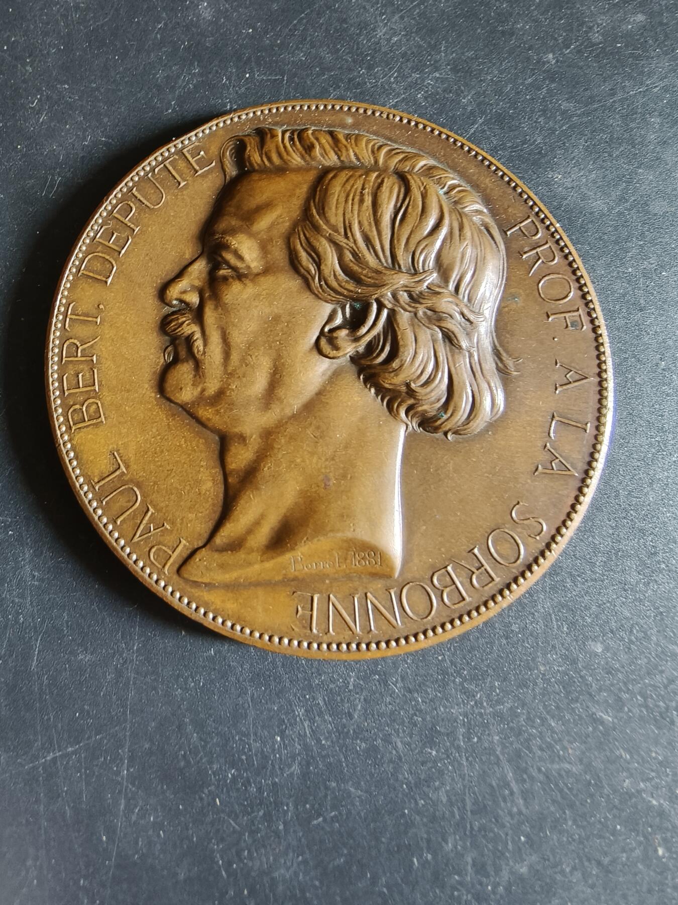 老王徽章第191期 法国教育协会教育家保罗·贝尔大铜章     原盒高浮雕     直径68mm      重量134.5g