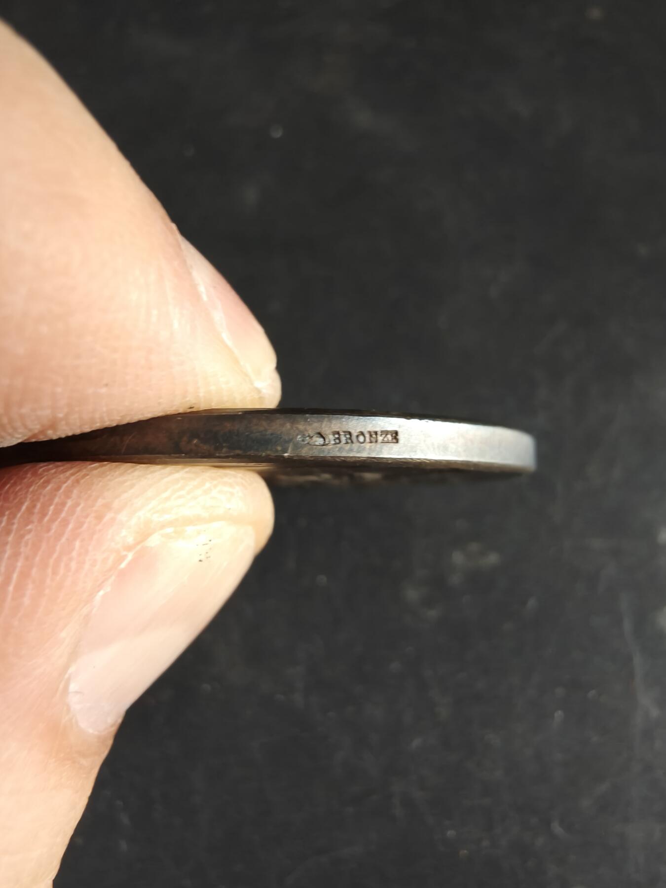 老王徽章第191期 法国1922年工商雇员工会镀银大铜章     大师里维特作品    新古典主义风格的知识/学术女神向劳动者授予月桂枝      原盒      直径42mm    重量36g 