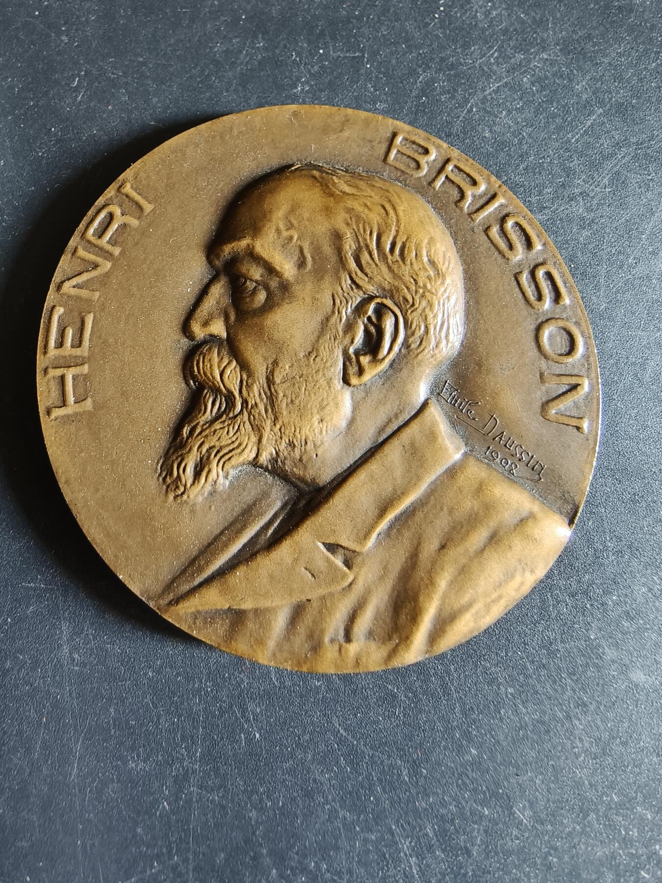 老王徽章第191期 法国1908年国民议会议长亨利·布里松第15次连任大铜章     原盒高浮雕       亨利·布里松是法国第三共和国传奇政治家、共和派领袖，法国近代史上任期最长的国民议会议长，曾任法国总理（1898年），是德雷福斯事件中正义的坚定捍卫者        背面为花环玛丽安娜与国民议会所在地波旁宫         直径56mm      重量86.6g