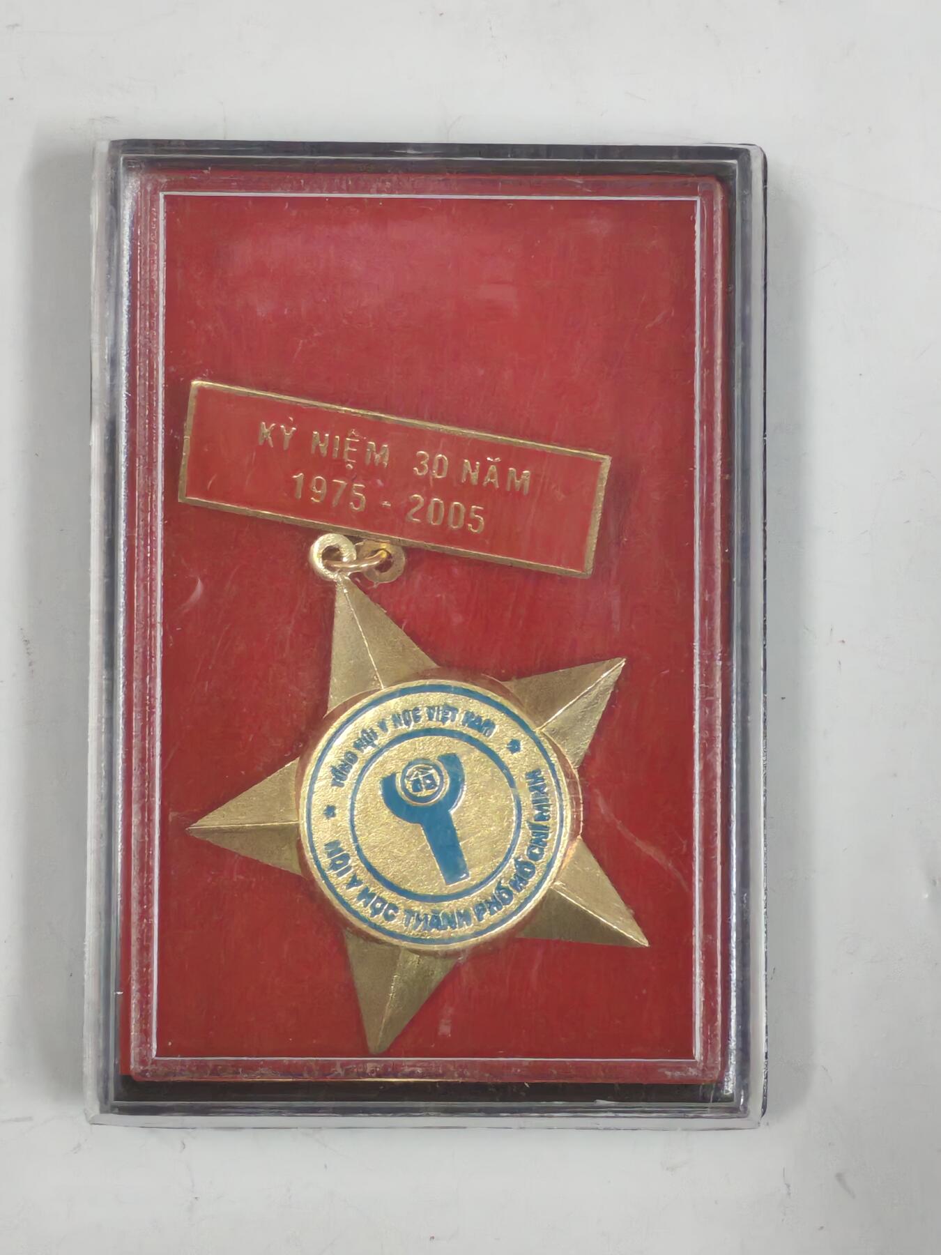 韵星假日军品类拍卖第51期  -- Rimey Holidays Militaria Auction 51 越南社会主义共和国战胜帝国主义30年奖章带原盒一套