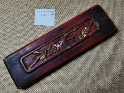 清末红底描金梅花图案女红板 - 清末红底描金梅花图案女红板