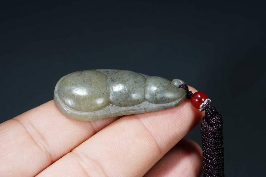 上海都达杂项专场七十二【全场包邮】 天然点墨青花和田玉精雕《福豆》挂件 附鉴定证书64-84