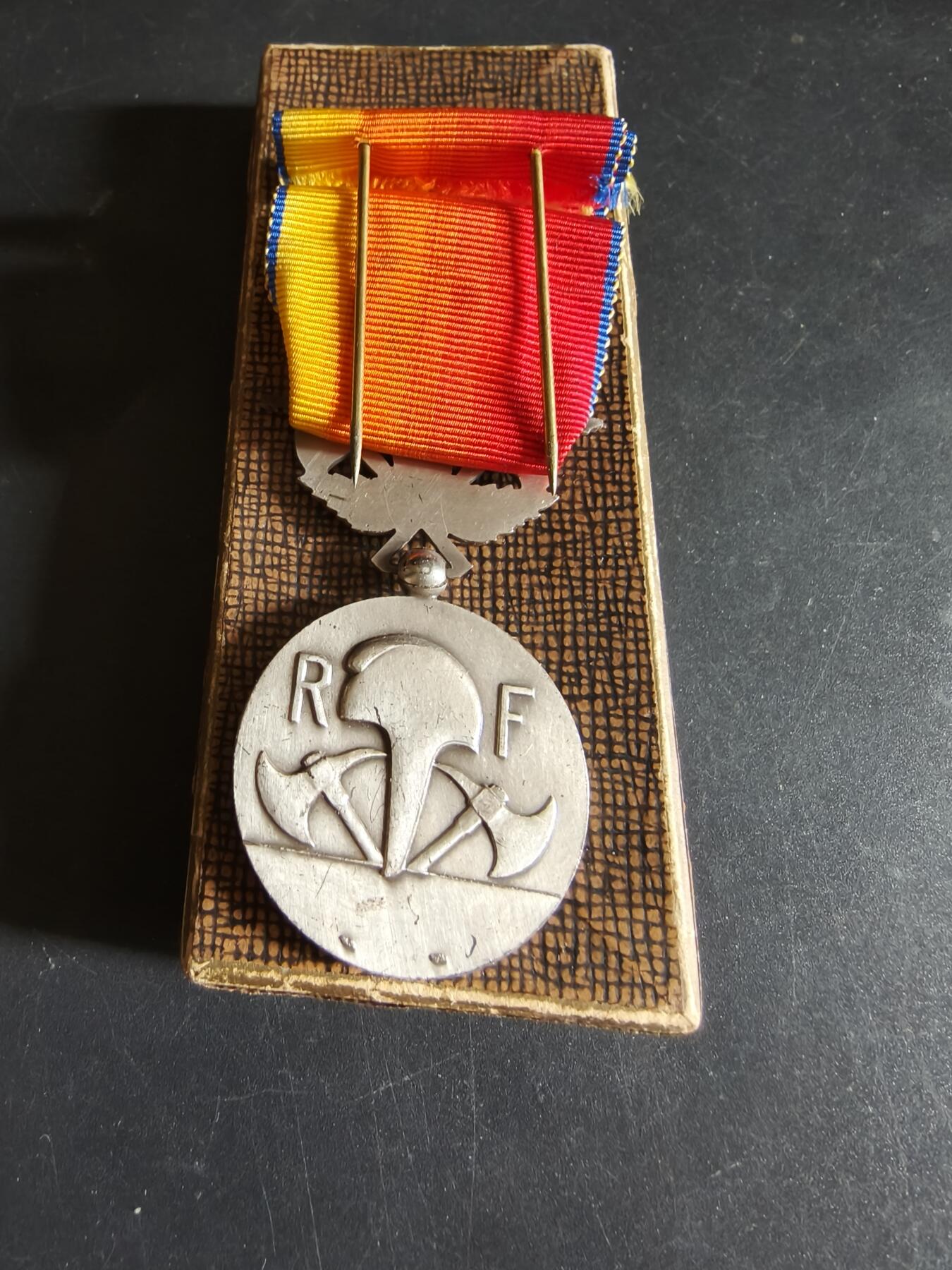 老王徽章第191期 法国银级军官级消防员服役奖章     带纸盒