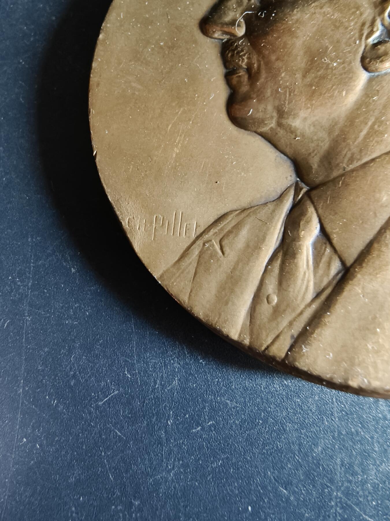 老王徽章第191期 法国圣路易医院阿尔贝·穆谢博士大铜章     阿尔贝·穆谢是20世纪初法国巴黎圣路易医院的核心医学教授、博士，专攻内科/热带医学，是当时法国医学界的知名学者       直径68mm     重量135.4g