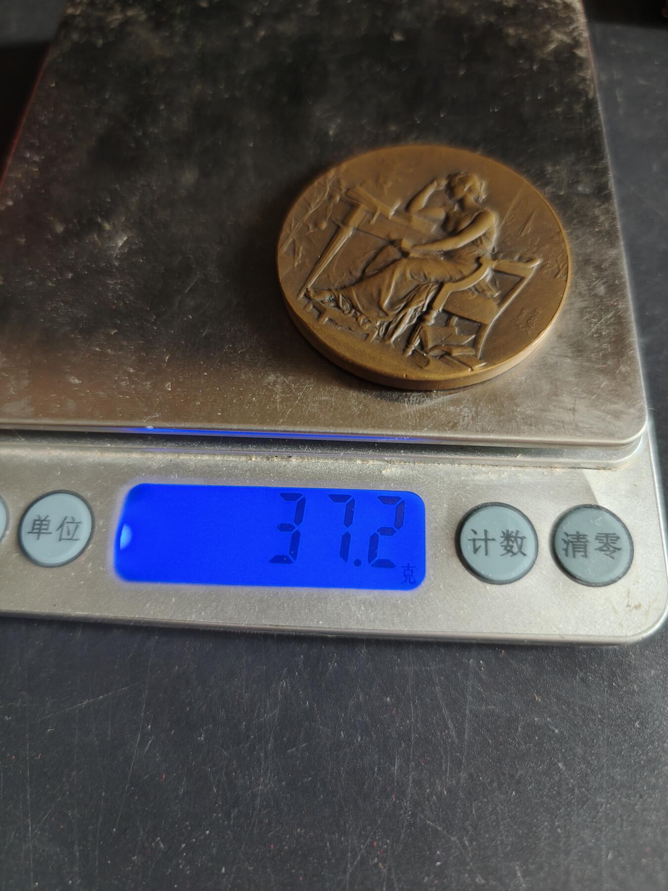 老王徽章第191期 法国里尔市顶级私立学校圣女贞德课程大铜章     原盒      正面为沉思女性形象      该校课程以民族英雄圣女贞德命名      直径43mm     重量37.2g      大师亨利·杜布瓦作品