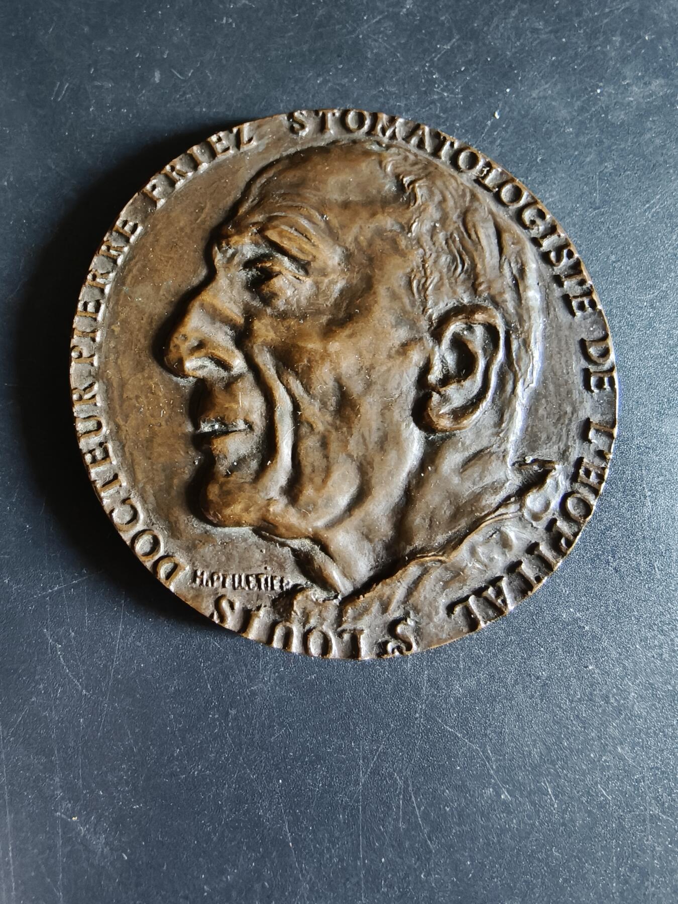 老王徽章第191期 法国1973年口腔医学教授皮埃尔·弗里耶尔大铜章     该教授为法国顶级口腔医学专家，也是圣玛丽医院院长    巴黎铸币局名家M.图谢尔作品     直径66mm     重量161g