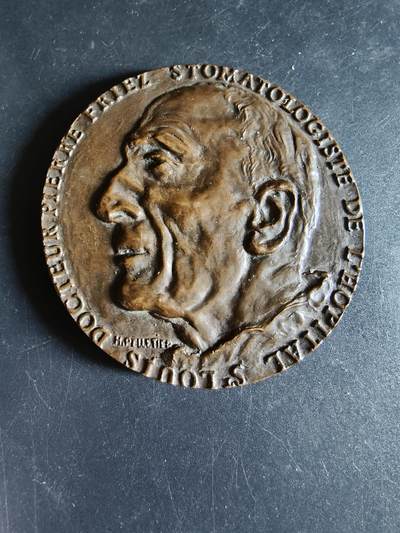 老王徽章第191期 - 法国1973年口腔医学教授皮埃尔·弗里耶尔大铜章     该教授为法国顶级口腔医学专家，也是圣玛丽医院院长    巴黎铸币局名家M.图谢尔作品     直径66mm     重量161g