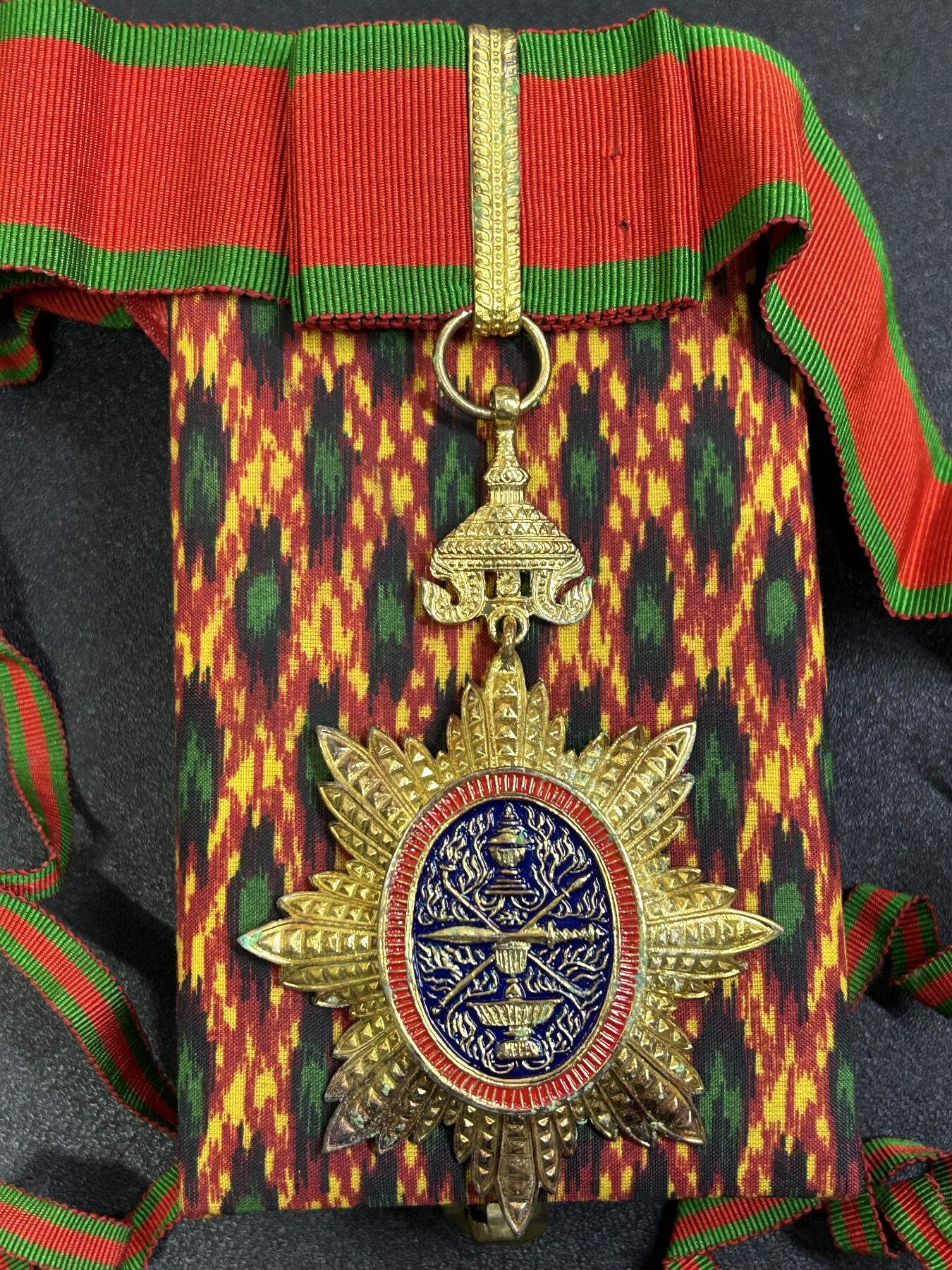 西秦中古拍卖第八十三期  柬埔寨王国指挥官级皇家勋章 三级皇家勋章 带原盒 现行版本，有一点浮锈