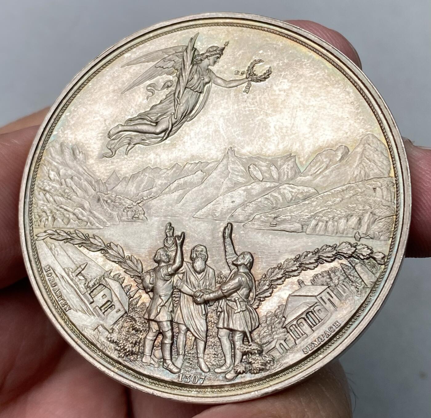 万国钱币拍卖第064期 1848年瑞士联邦成立600周年纪念大银章 瑞士名誉章牌 瑞士女神向“老三家”献上祝福 背面是所有加入联邦的盾徽 厚重大规格精美之至 44.8g 50mm