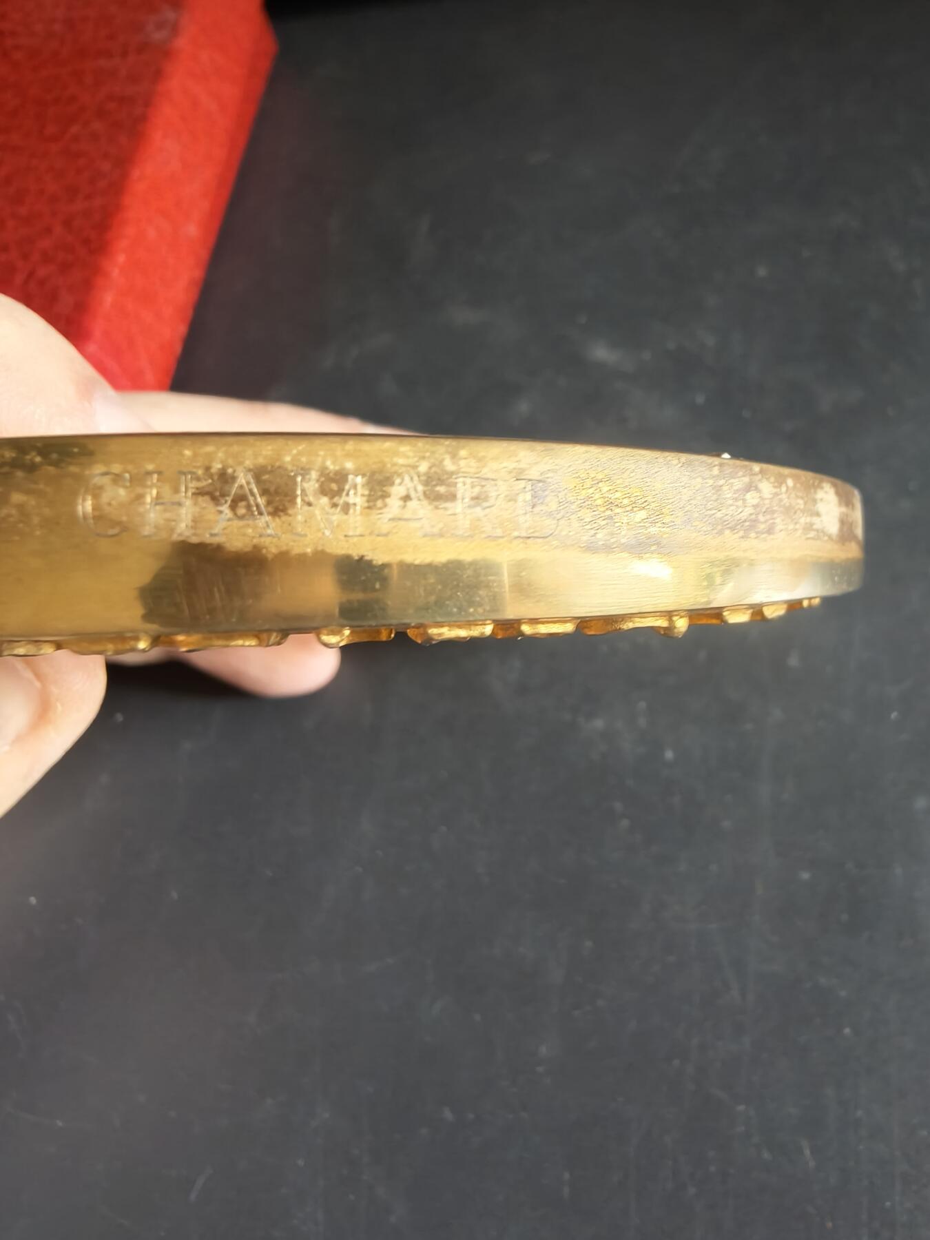 老王徽章第191期 法国勒克莱尔将军1944年解放巴黎镀金大铜章     原盒带证书     带边铭      青铜镀24k金      大师阿尔贝·德·耶格尔作品       勒克莱尔是二战自由法国的传奇将领，戴高乐最信任的将领之一，1944年率领法国第2装甲师率先攻入巴黎，迫使德军投降，终结了巴黎4年的纳粹占领，被尊为“巴黎解放者”        直径11cm       重量677.8g