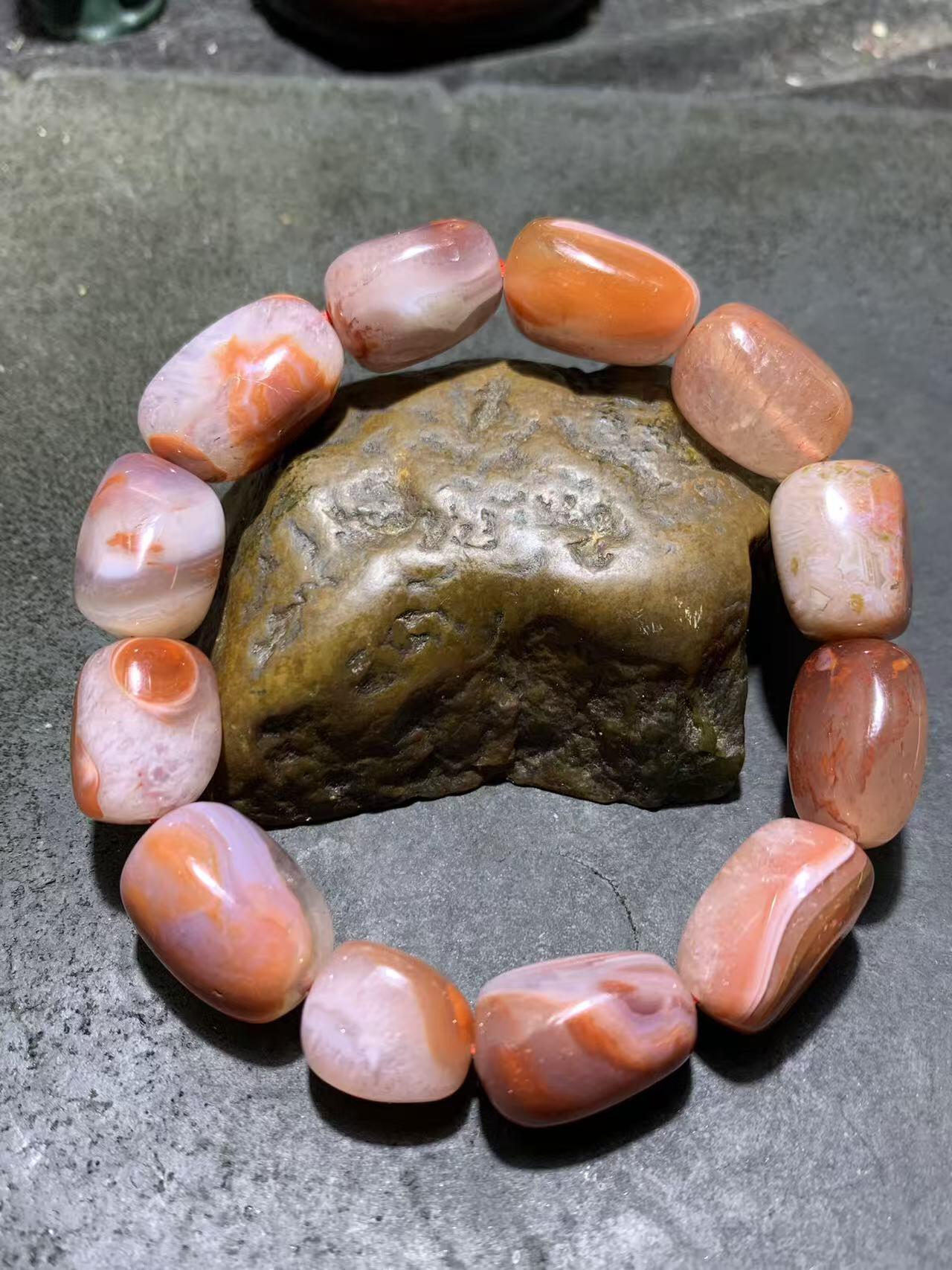 川料冰飘南红玛瑙原皮随形手串一条，