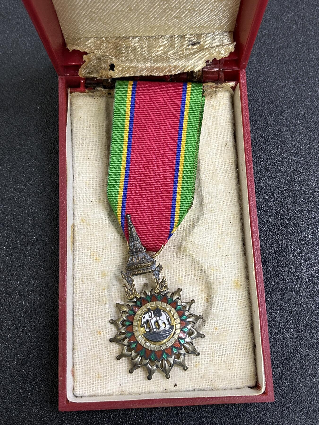 西秦中古拍卖第八十三期  泰国骑士级白象勋章 银制 带原盒