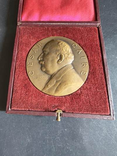 老王徽章第191期 - 法国1925年巴黎市议员塞萨尔·凯尔任职25周年大铜章      原盒,盒子卡扣有老化变形      大师莱昂·德尚作品      直径60mm     重量97.5g