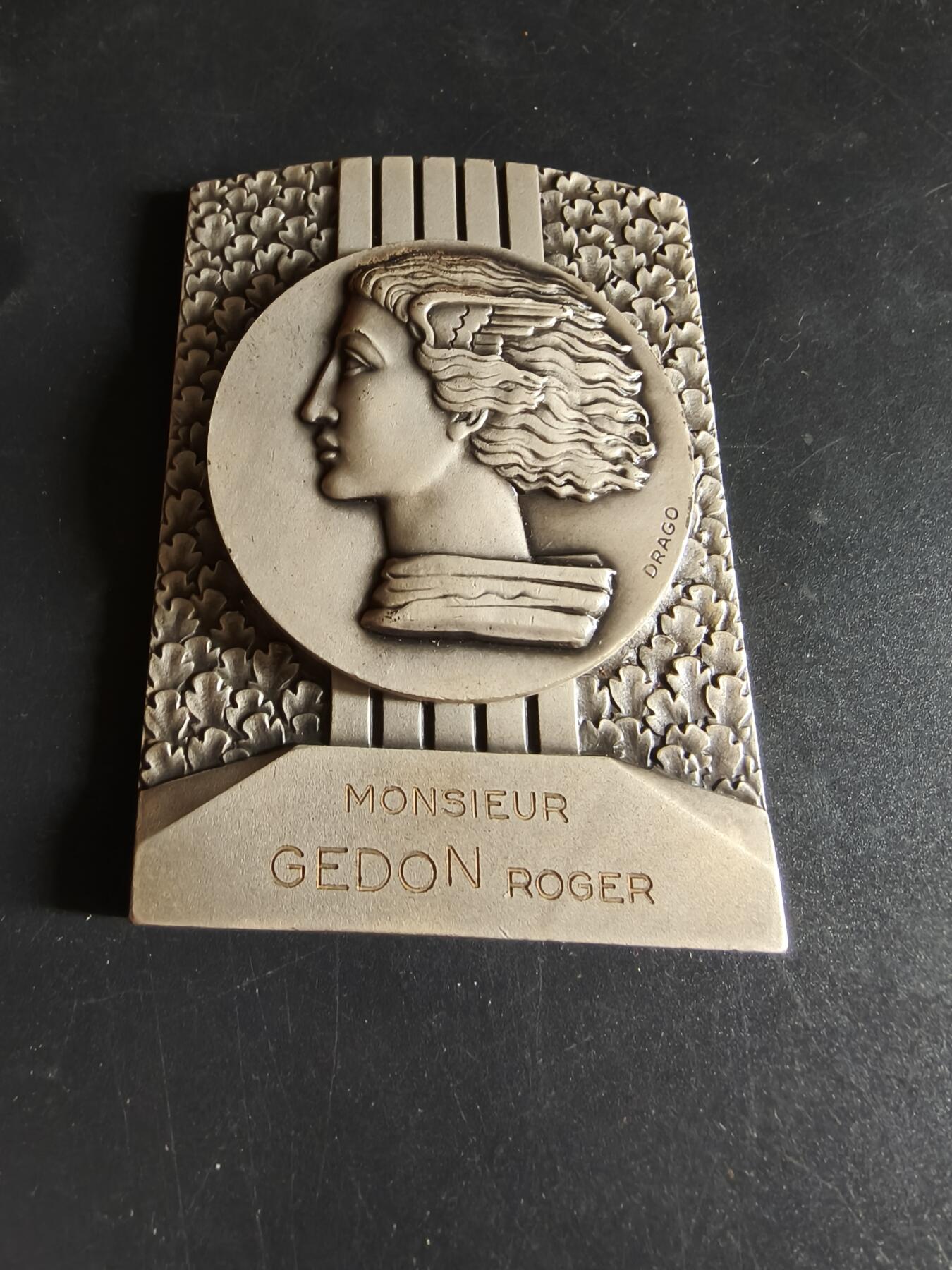 老王徽章第191期 法国1969年乌当世圣马蒂厄集市900周年方形镀银大铜章     原盒     正面为胜利女神形象    乌当市是法国中世纪重要的商贸城镇，圣马蒂厄集市最初是农业、牲畜交易集市，如今已发展为融合民俗、娱乐、商业的综合性节庆       尺寸80×60mm      重量266.6g