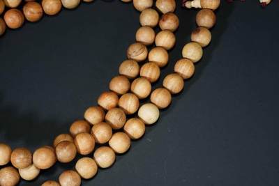 上海都达杂项专场103【全场包邮】  香樟木1.5圆珠多圈链子66-317