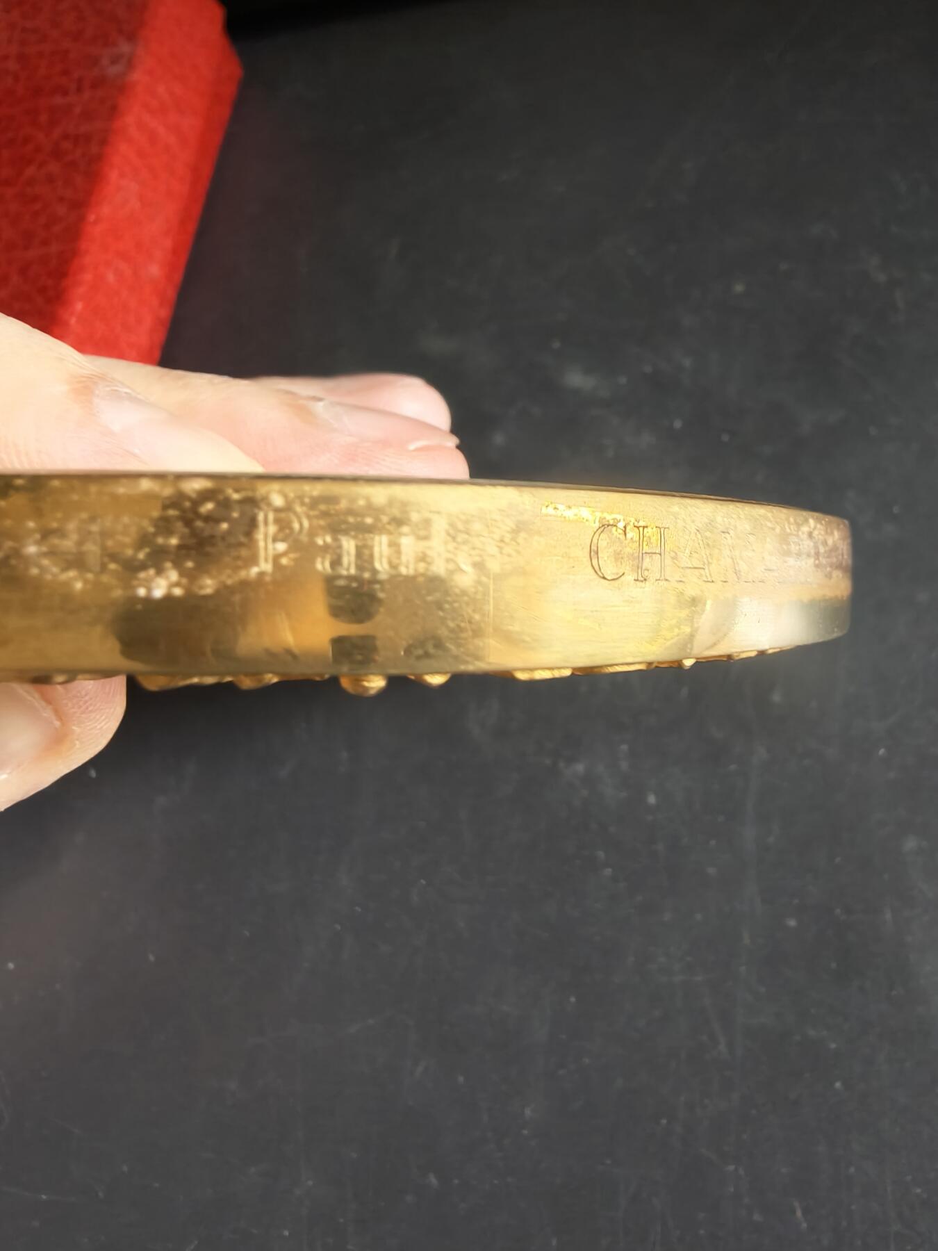 老王徽章第191期 法国勒克莱尔将军1944年解放巴黎镀金大铜章     原盒带证书     带边铭      青铜镀24k金      大师阿尔贝·德·耶格尔作品       勒克莱尔是二战自由法国的传奇将领，戴高乐最信任的将领之一，1944年率领法国第2装甲师率先攻入巴黎，迫使德军投降，终结了巴黎4年的纳粹占领，被尊为“巴黎解放者”        直径11cm       重量677.8g