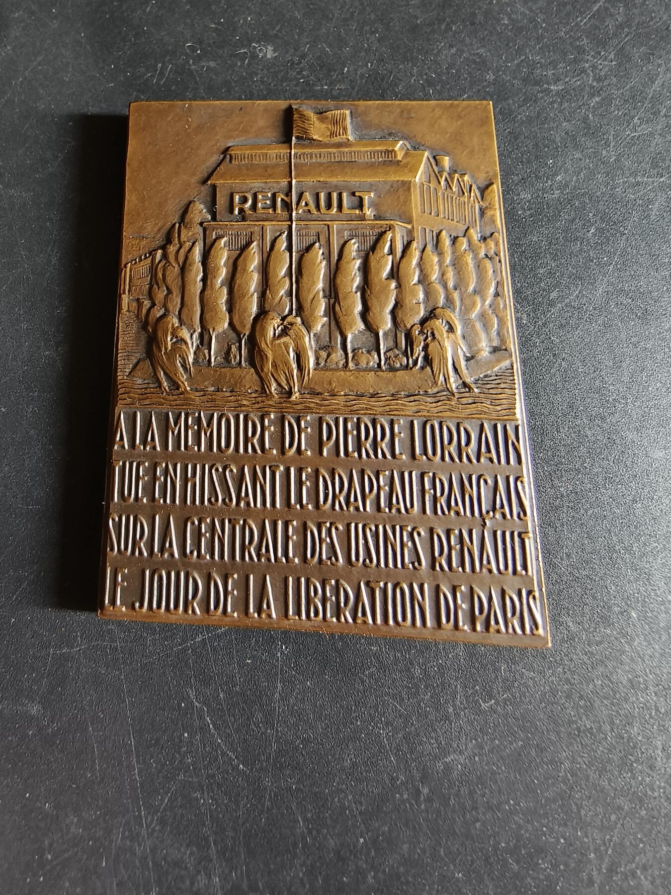 老王徽章第191期 法国抵抗组织成员皮埃尔·洛兰巴黎解放日殉难方形大铜章      皮埃尔·洛兰是法国抵抗组织成员，在1944年巴黎解放日于雷诺公司工厂升旗法国国旗时殉难      背面为雷诺工厂造型       大师马塞尔·德朗努瓦作品      尺寸45×60mm     重量91.7g 
