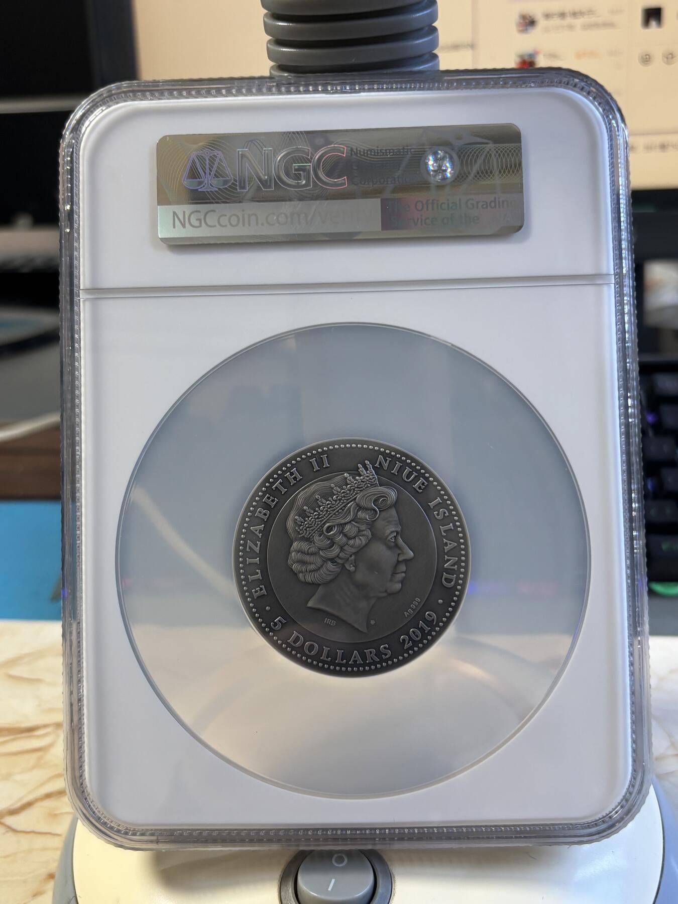 第197期拍卖 纽埃2019年威尼斯面具2盎司高浮雕银币NGC-MS70无原盒证书，999银镀金，发行500枚