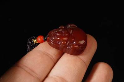 上海都达杂项专场103【全场包邮】  天然红玛瑙精雕《佛公》挂件 附鉴定证书67-154