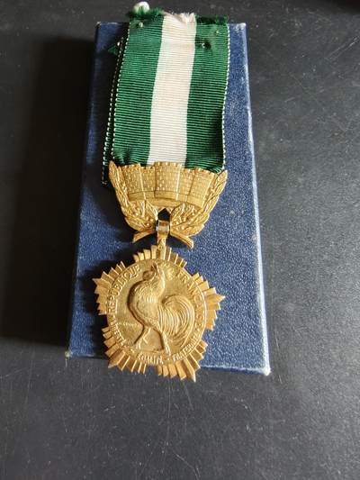 老王徽章第191期 - 法国金级地方嘉奖奖章     带纸盒    银镀金   螃蟹银标     20.8g