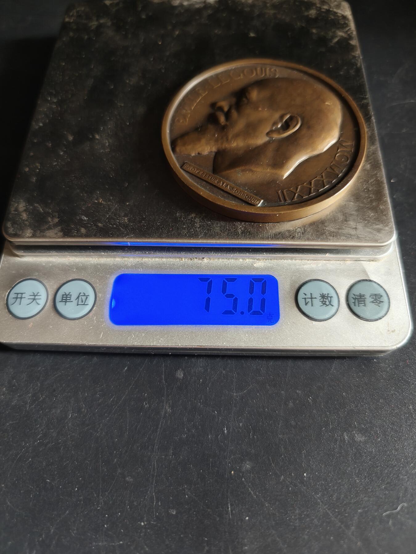 老王徽章第191期 法国1933年索邦大学荣誉教授埃米尔·勒古瓦大铜章     高浮雕     直径54mm     重量75g