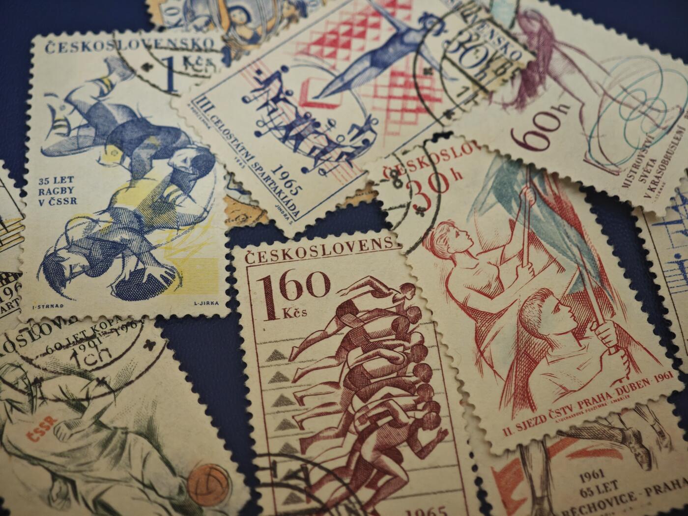 橙子收藏第七期 一组捷克斯洛伐克（ČESKOSLOVENSKO）在1960-1965年间发行的体育主题雕刻版信销邮票，核心围绕斯巴达克斯全国运动会（Spartakiáda，也译“斯巴达克运动会”），同时包含多项体育纪念题材，是冷战时期东欧社会主义国家体育邮票的经典代表