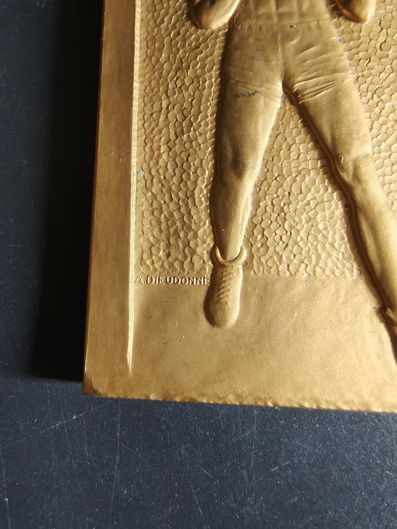 老王徽章第191期 法国拳击联合会1949年方形镀金大铜章    原盒    该章作者为以体育章牌雕刻闻名的大师安德烈·德鲁多内     尺寸56×100mm     重量258.8g